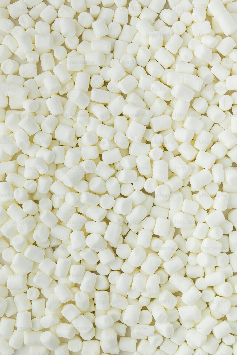 un mucchio di marshmallow bianchi seduti uno accanto all'altro