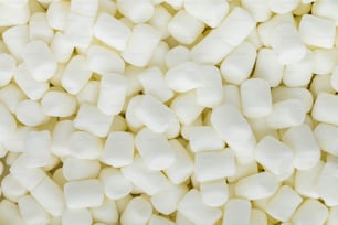 un mucchio di marshmallow bianchi seduti uno sopra l'altro