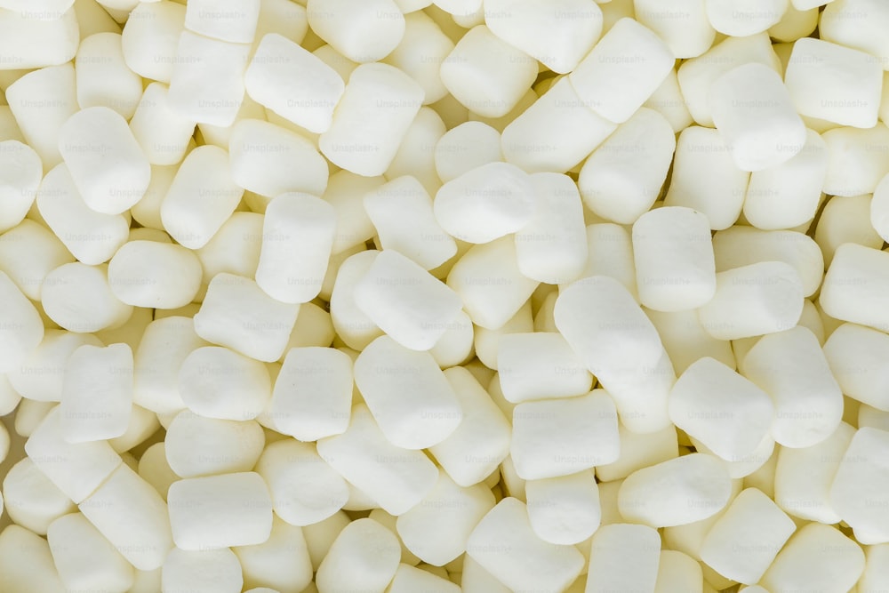 uma pilha de marshmallows brancos sentados um em cima do outro