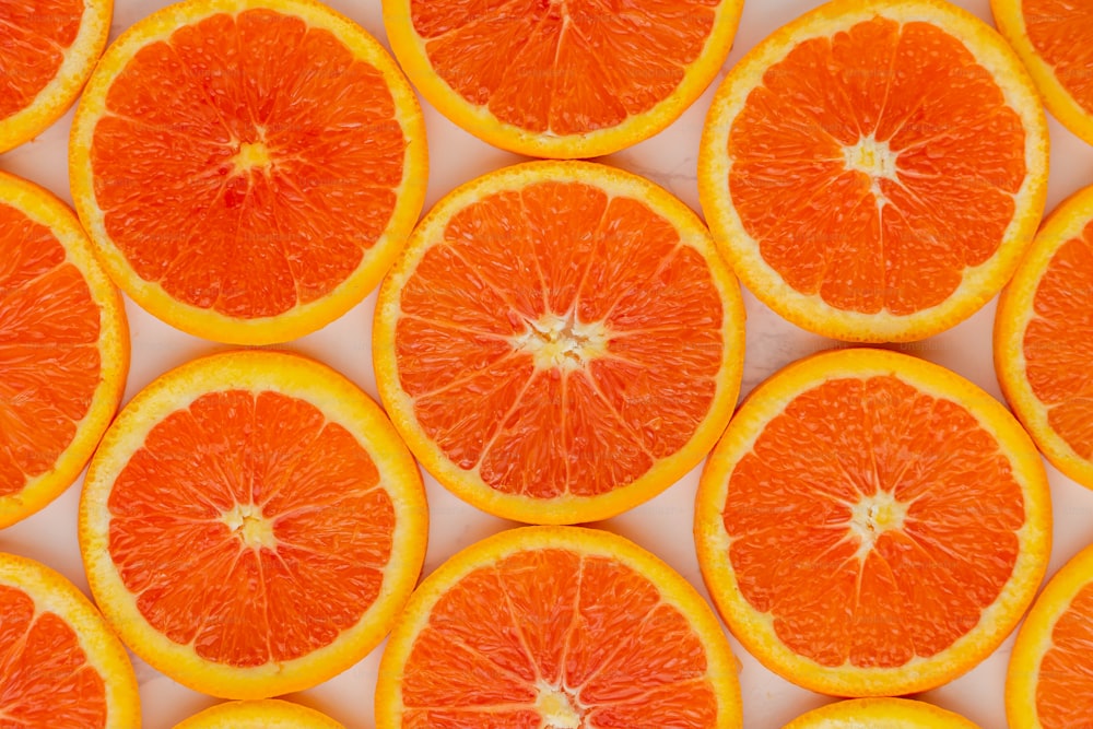 eine Gruppe orangefarbener Scheiben in zwei Hälften geschnitten