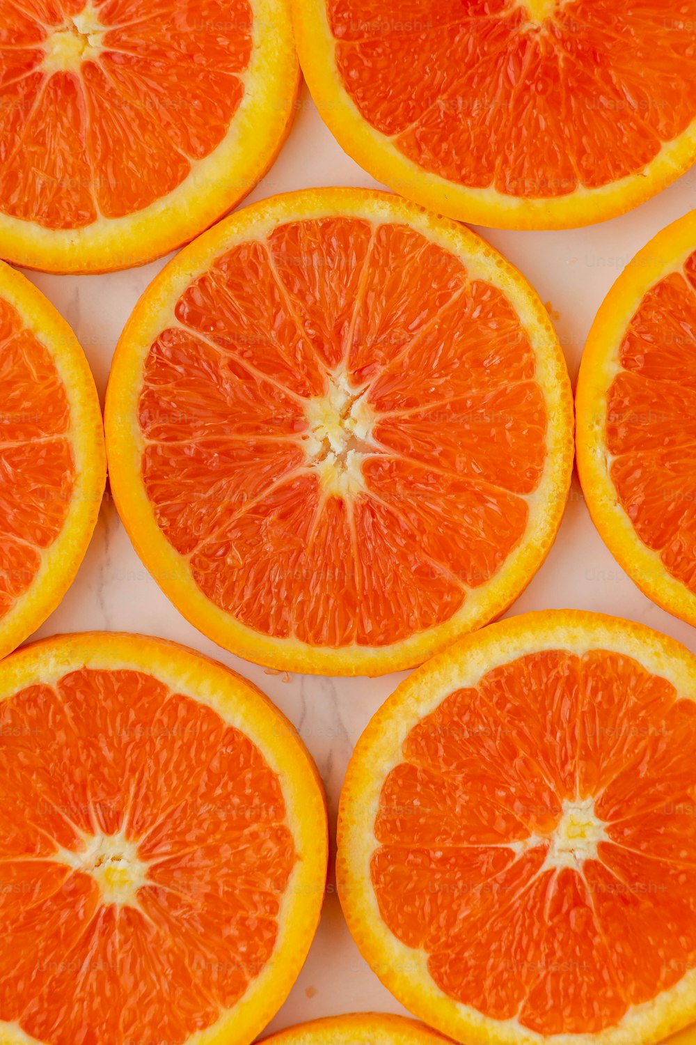 테이블에 반으로 자른 오렌지 한 무리