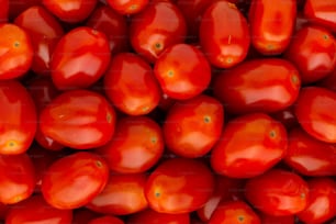 Un gros plan d’un bouquet de tomates rouges