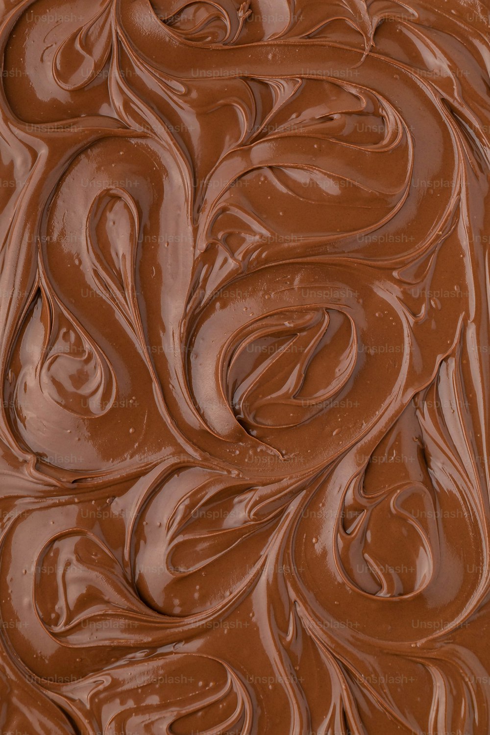 チョコレートアイシングとチョコレートケーキのクローズアップ