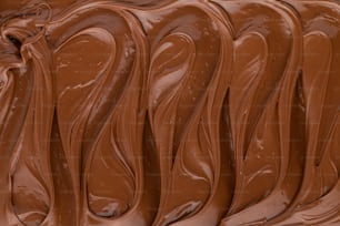 Un primer plano de un pastel helado de chocolate