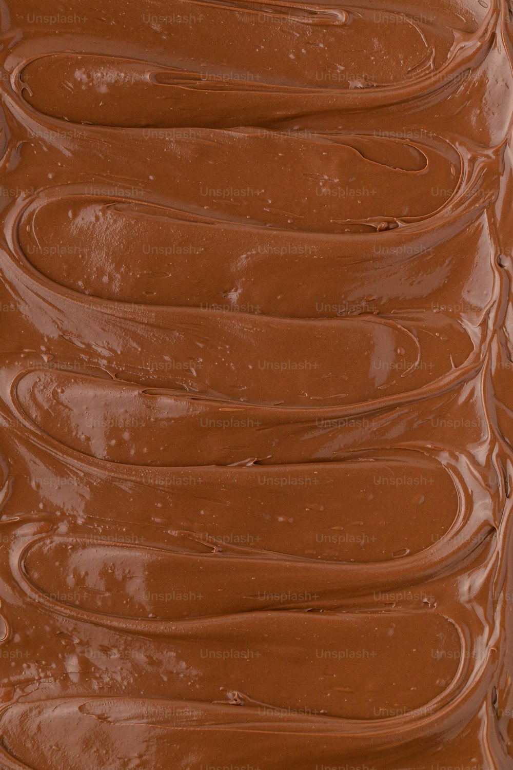 Un primer plano de un pastel con glaseado de chocolate