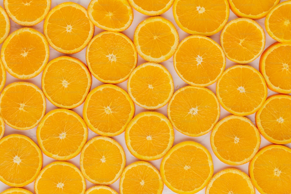 eine Gruppe von Orangen, die in zwei Hälften geschnitten werden