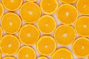 un groupe d’oranges coupées en deux