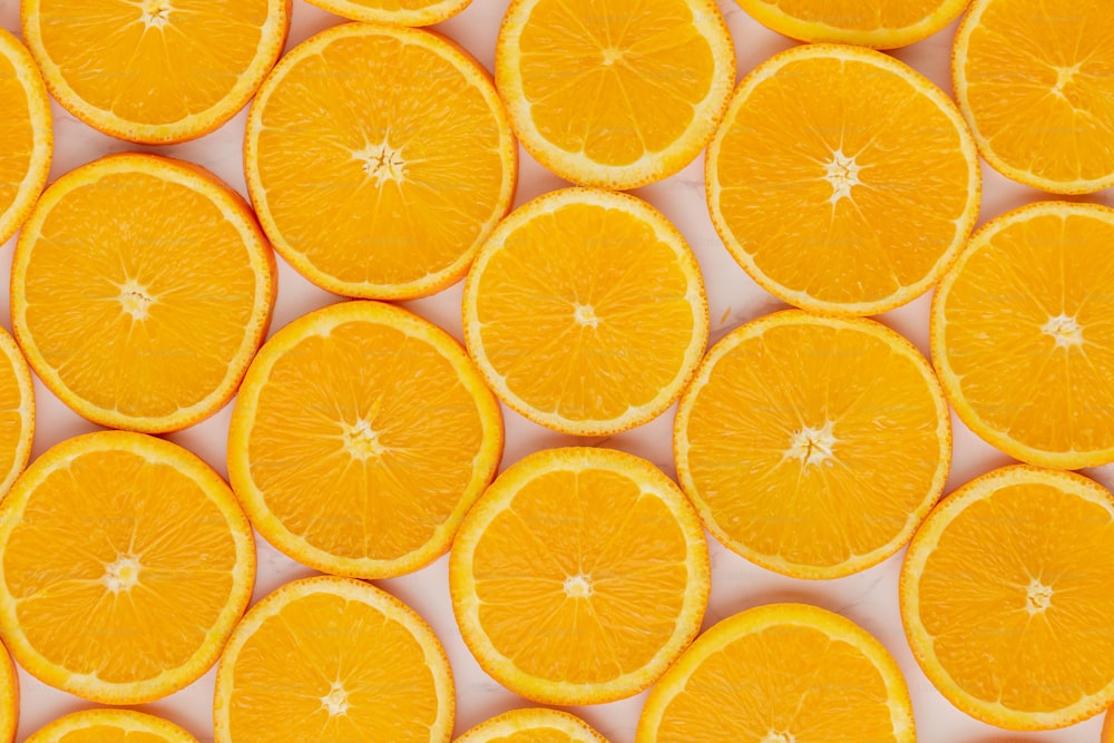 Un grupo de naranjas que se cortan por la mitad