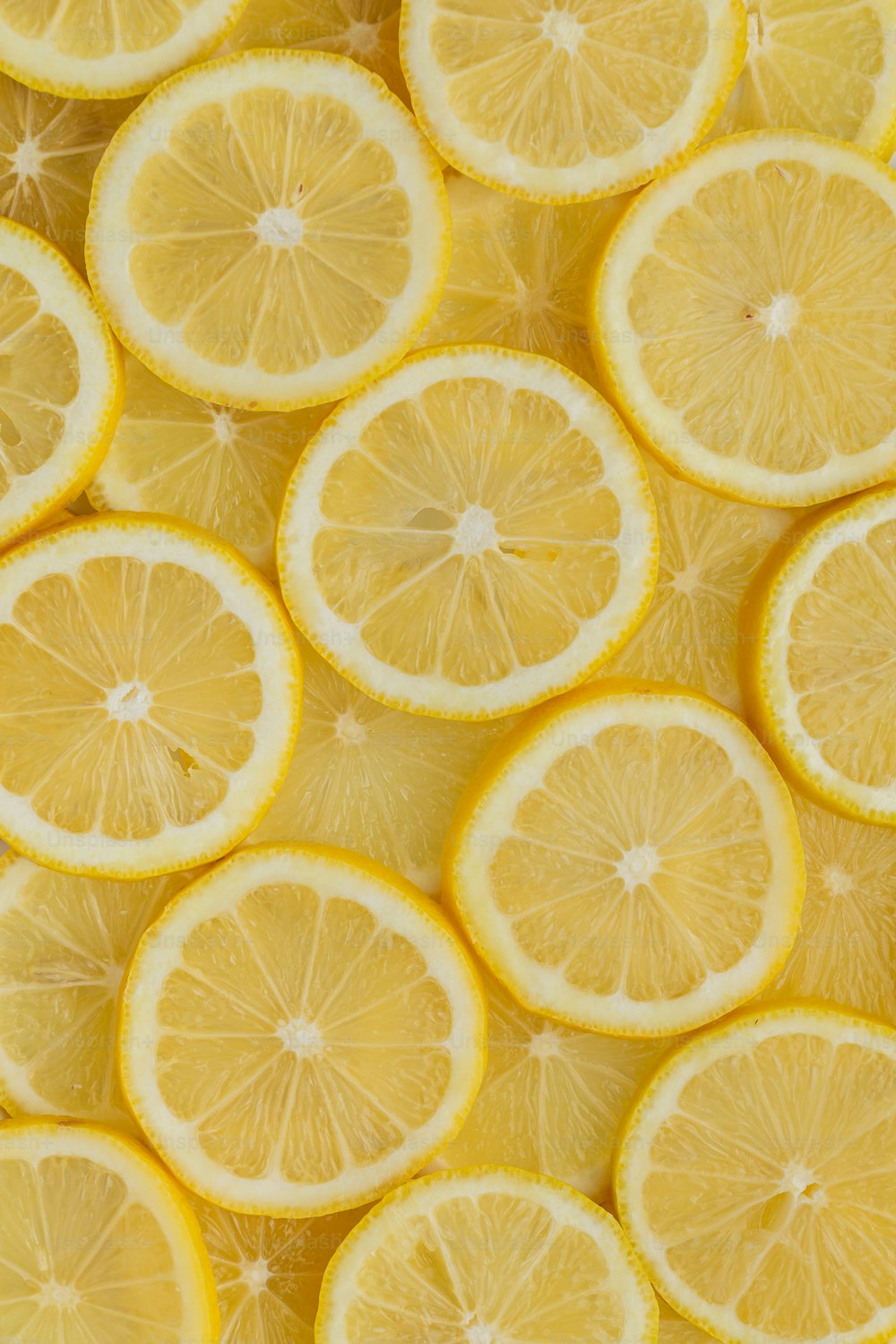 un manojo de limones que se cortan por la mitad