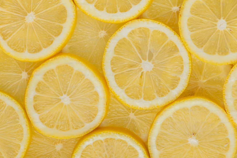 ein Bündel Zitronen, die halbiert werden