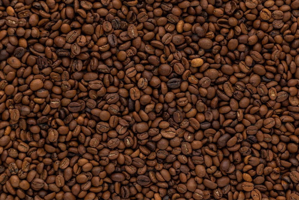 uma grande pilha de grãos de café