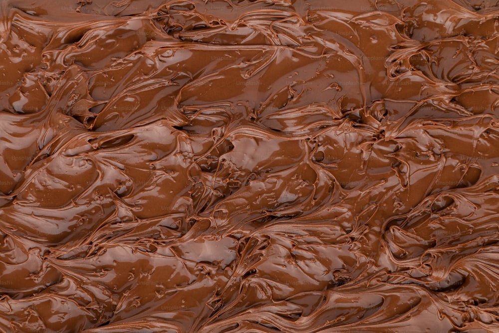 uma grande quantidade de chocolate é espalhada em cima um do outro