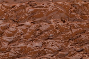 uma grande quantidade de chocolate é espalhada em cima um do outro
