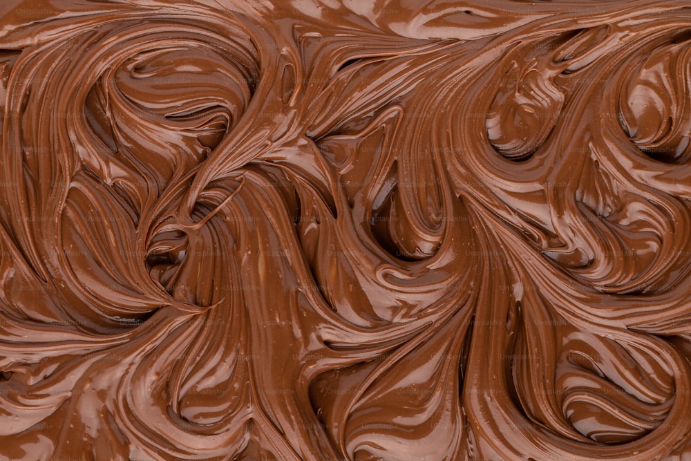 un primo piano di un modello a vortice di cioccolato