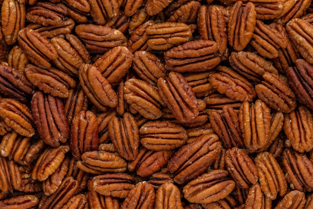 Un tas de noix de pécan est montré en gros plan