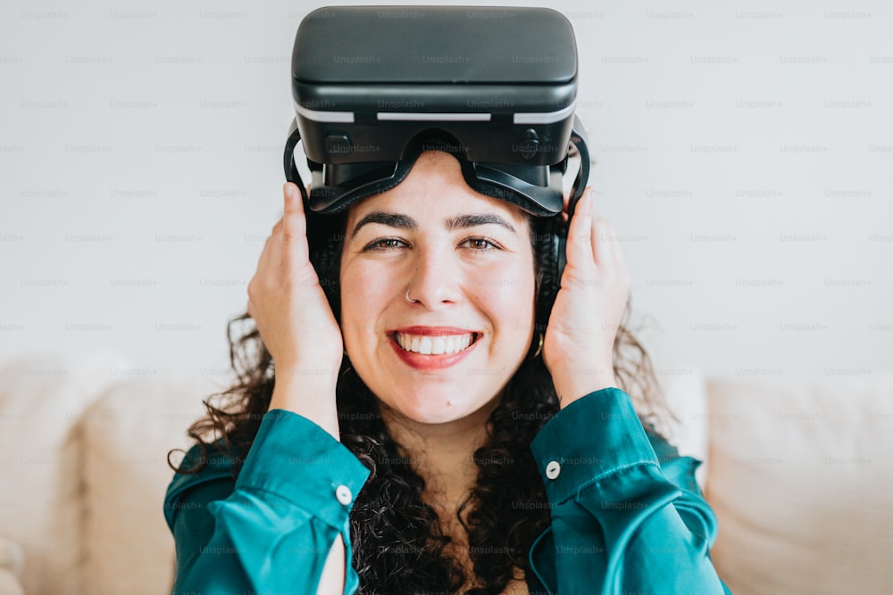 Eine Frau mit einer virtuellen Brille auf dem Kopf