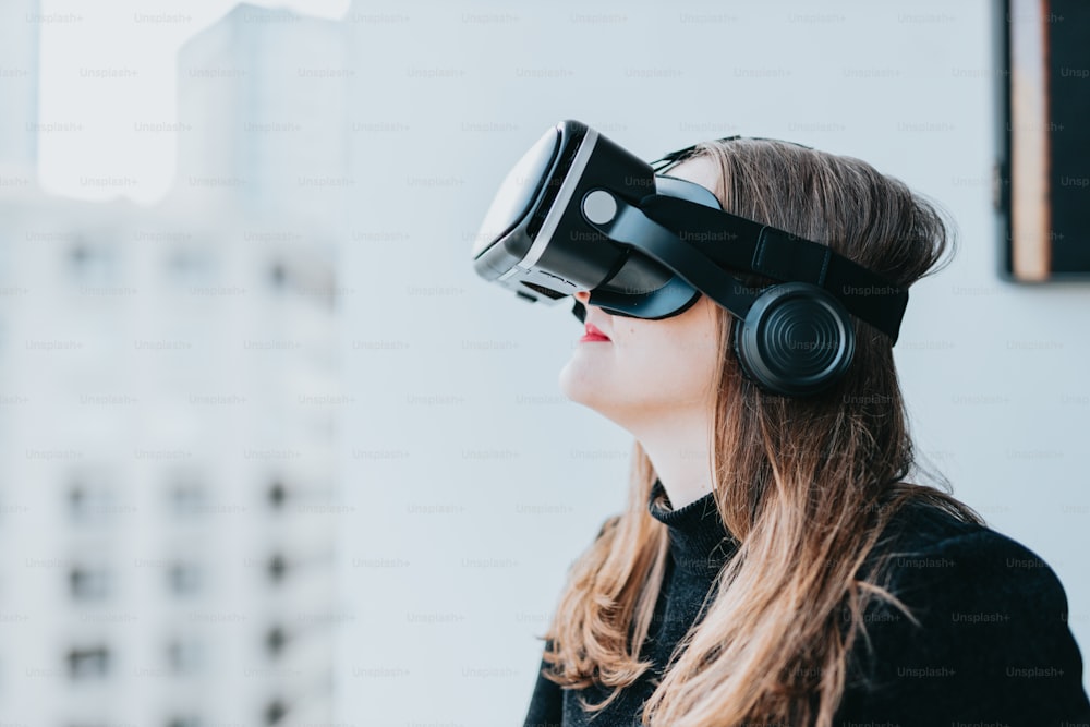 uma mulher que usa um fone de ouvido de realidade virtual