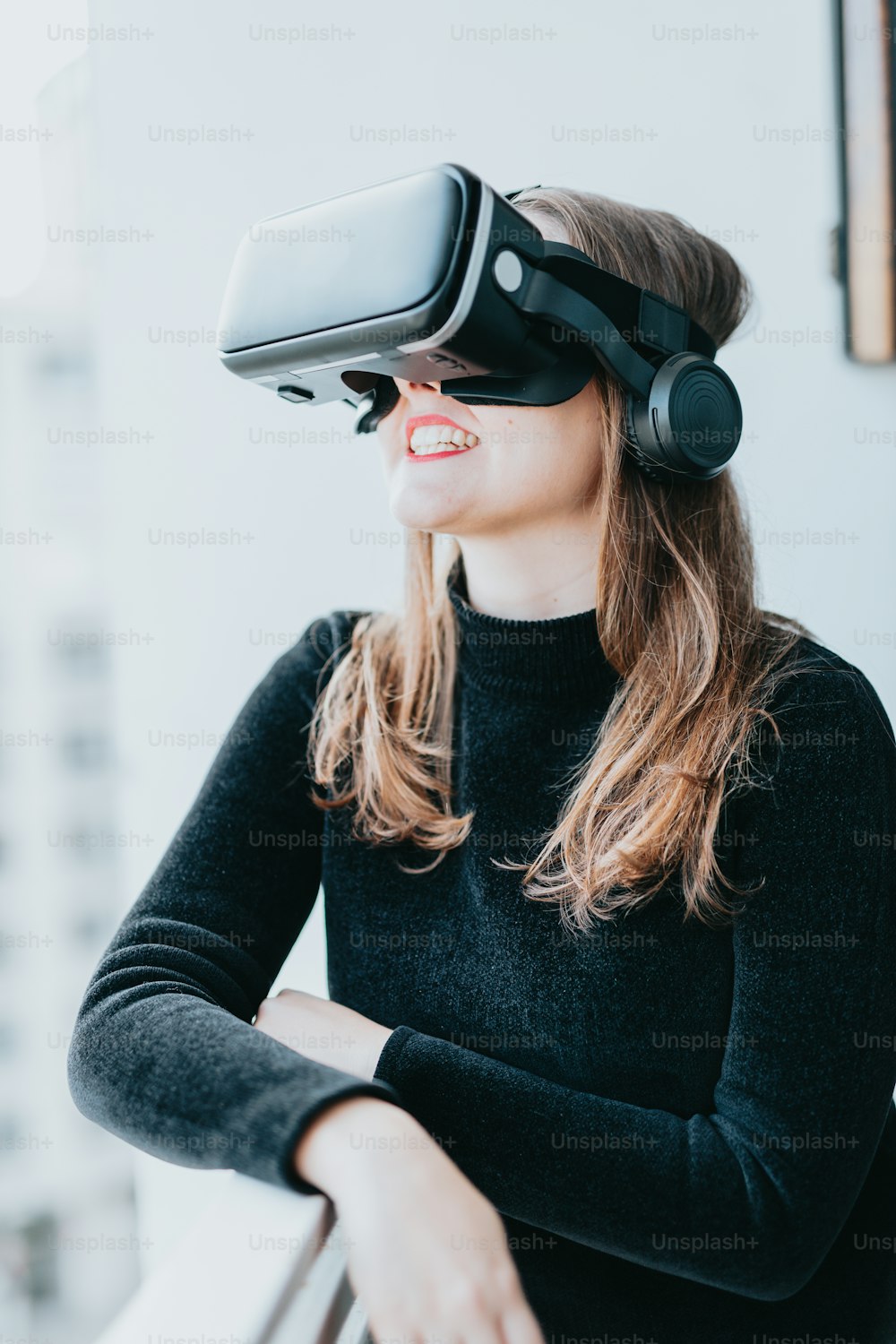 una donna che indossa un auricolare per la realtà virtuale