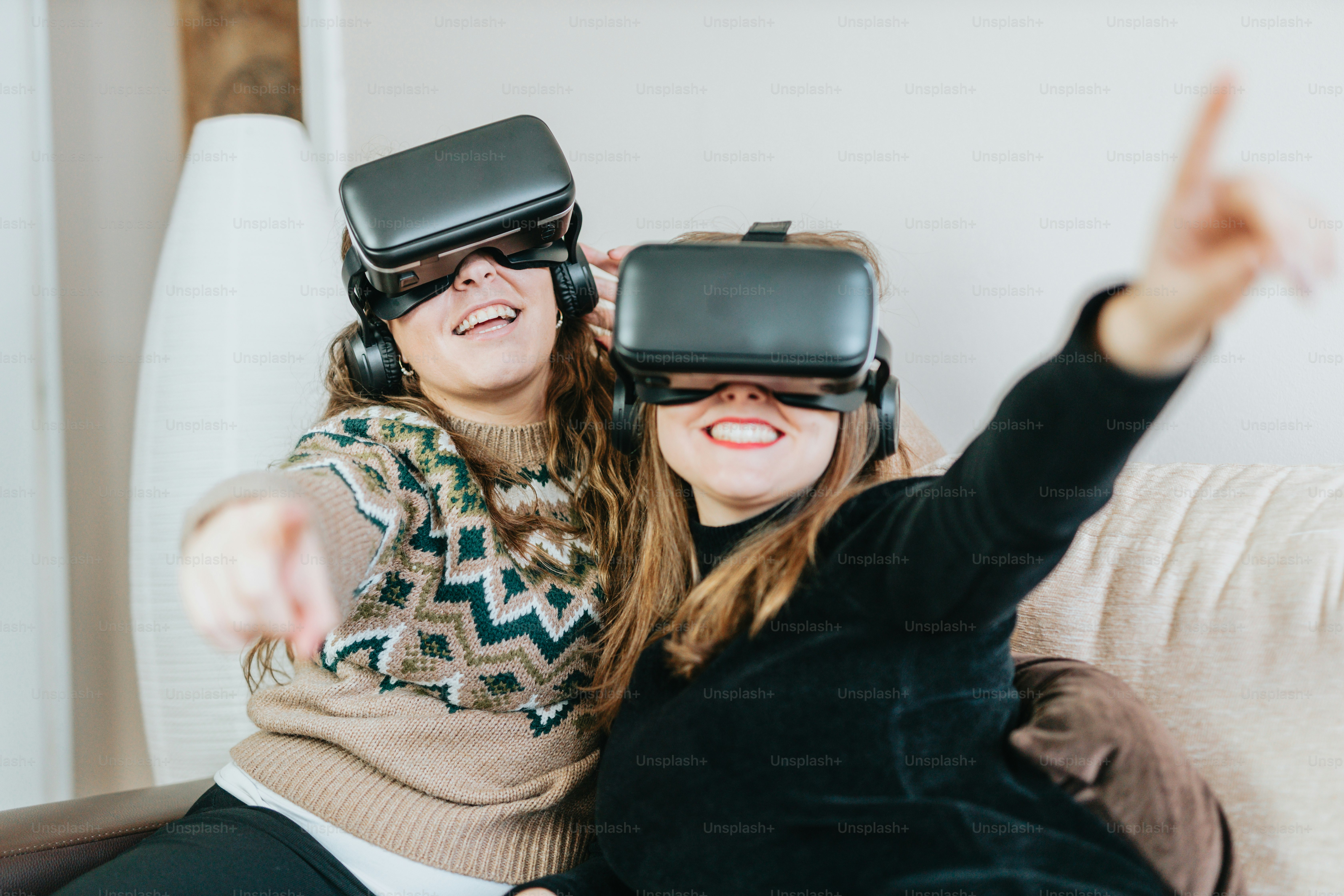 ソファの上に座っている女性のカップル