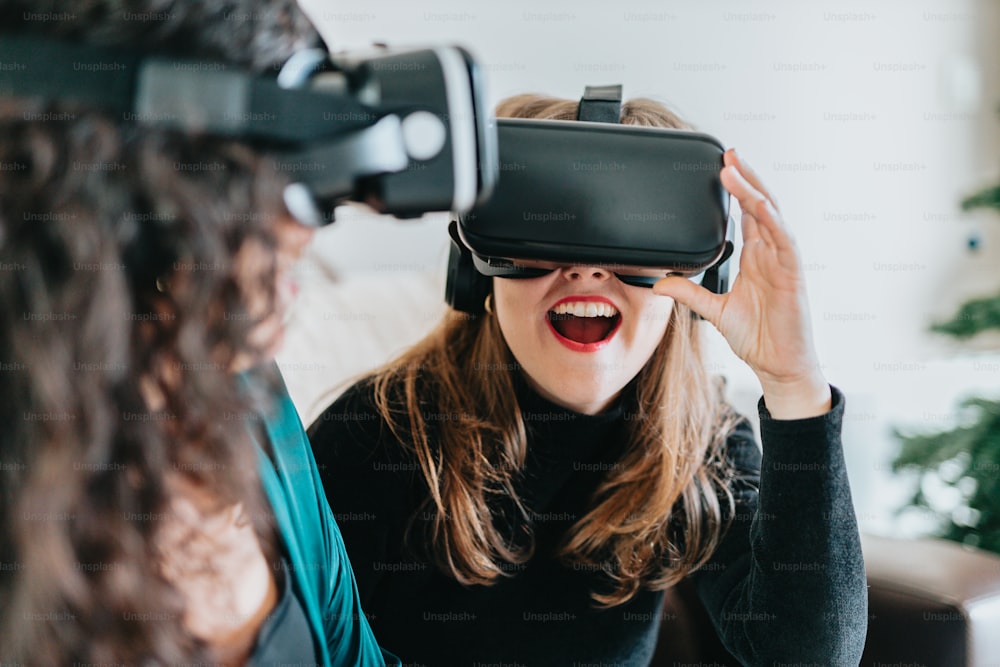 une femme utilisant un casque virtuel pour regarder le visage d’une autre femme