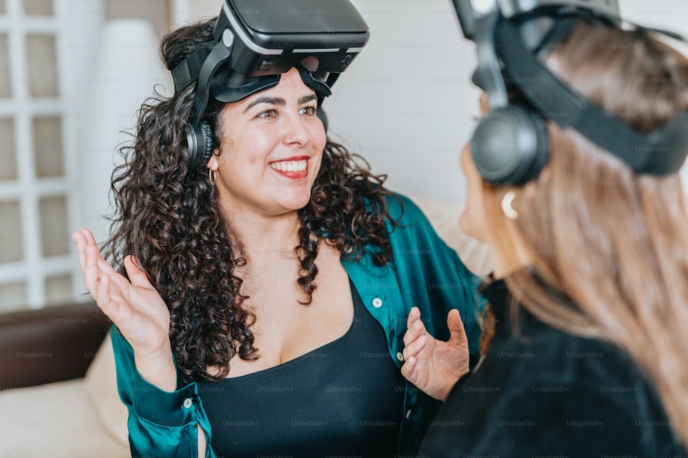 Eine Frau trägt ein Paar virtuelle Headsets