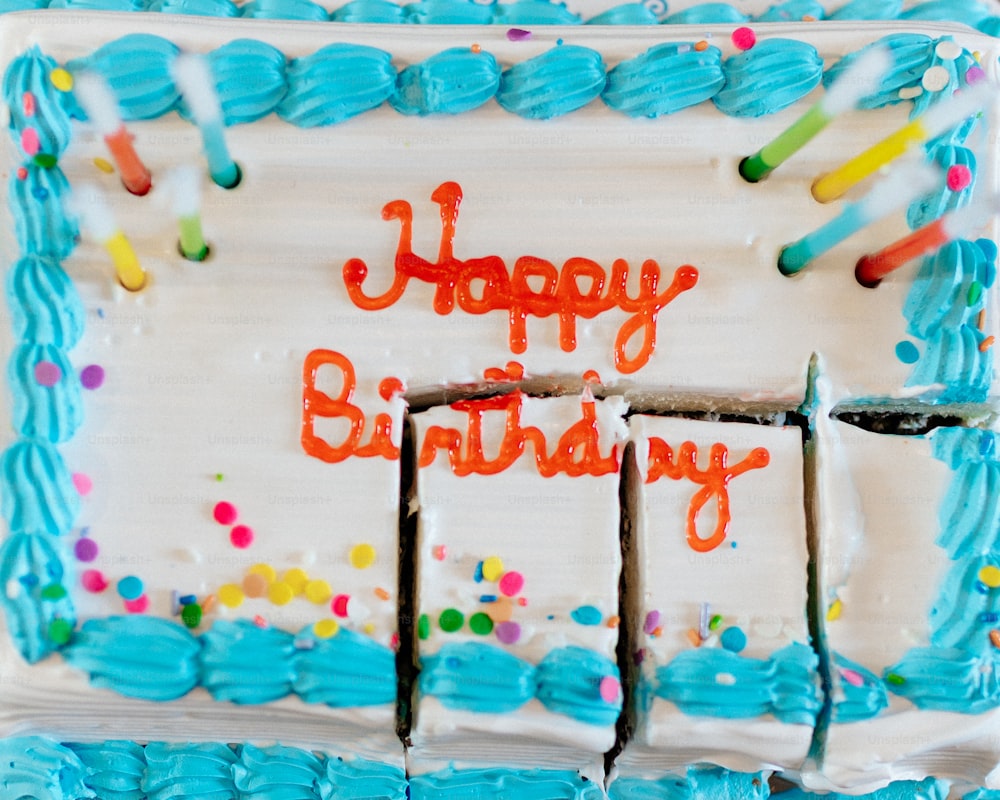Un pastel de cumpleaños con las palabras feliz cumpleaños escritas en él