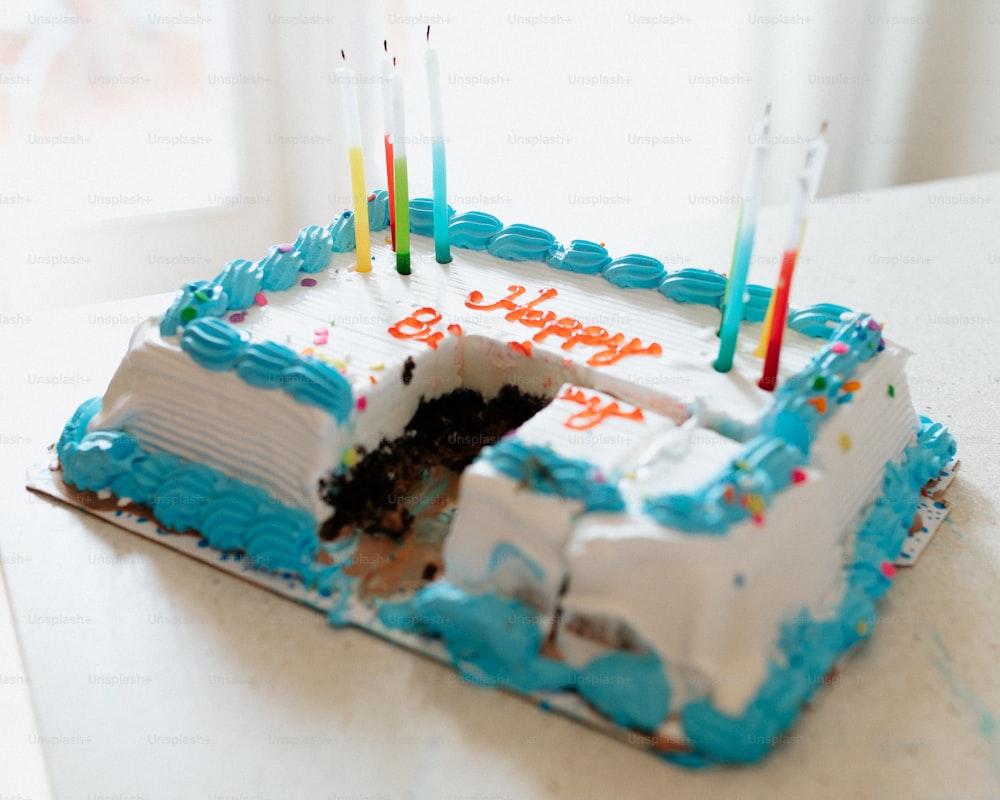 중간에 구멍이있는 생일 케이크
