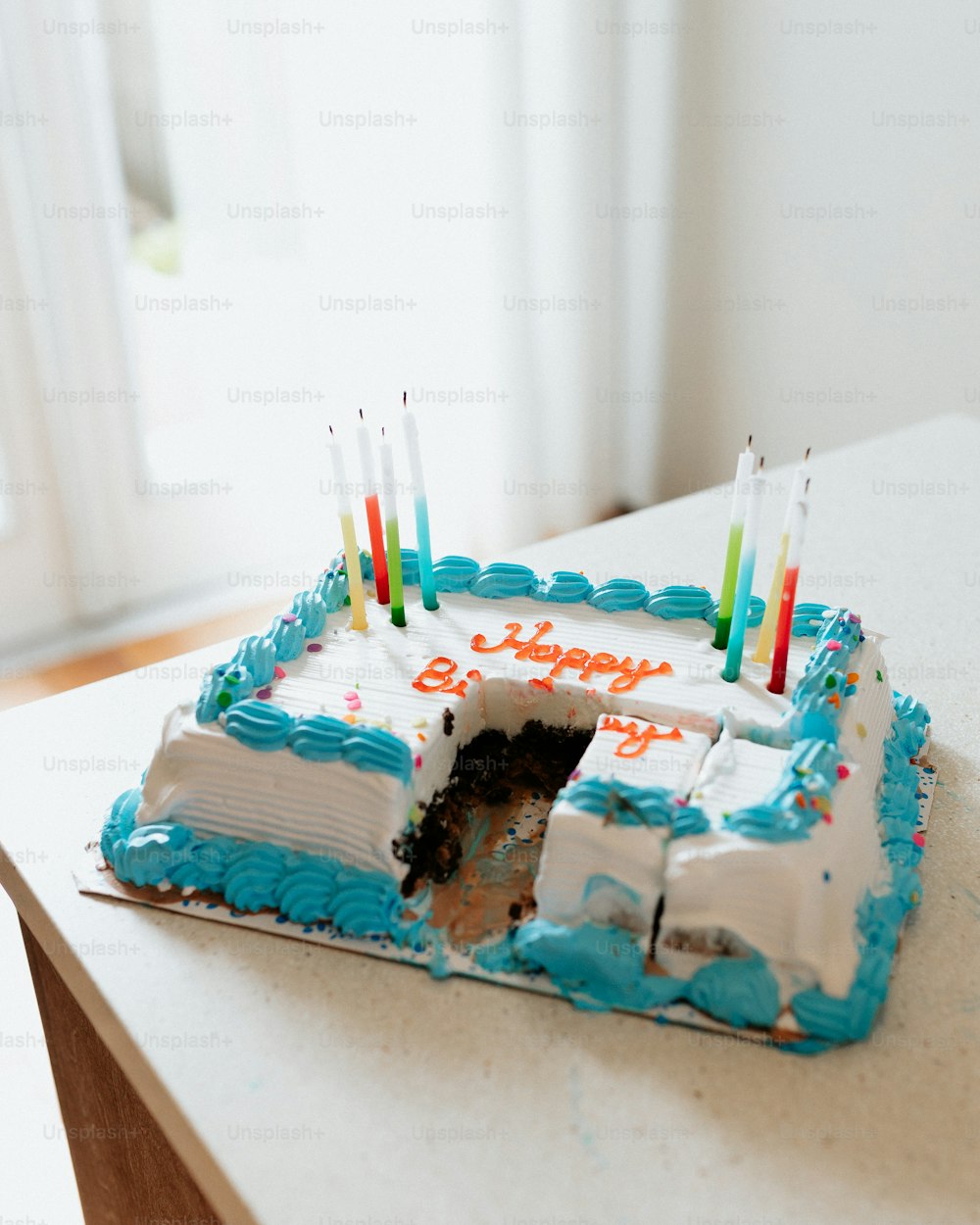 una torta di compleanno con un buco nel mezzo
