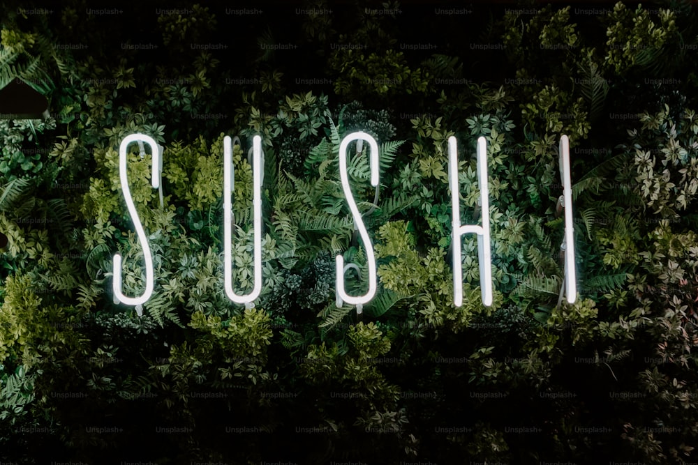 um letreiro de néon que lê sushi cercado por plantas