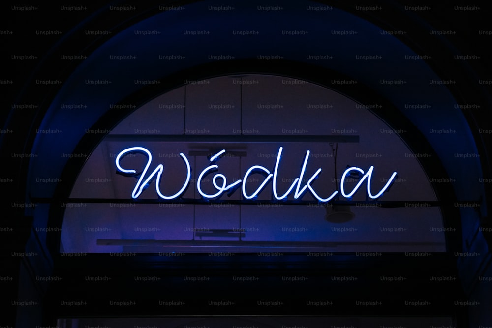 Un'insegna al neon che legge Wodaka sopra una porta
