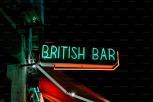 Un letrero de neón que dice British Bar en él