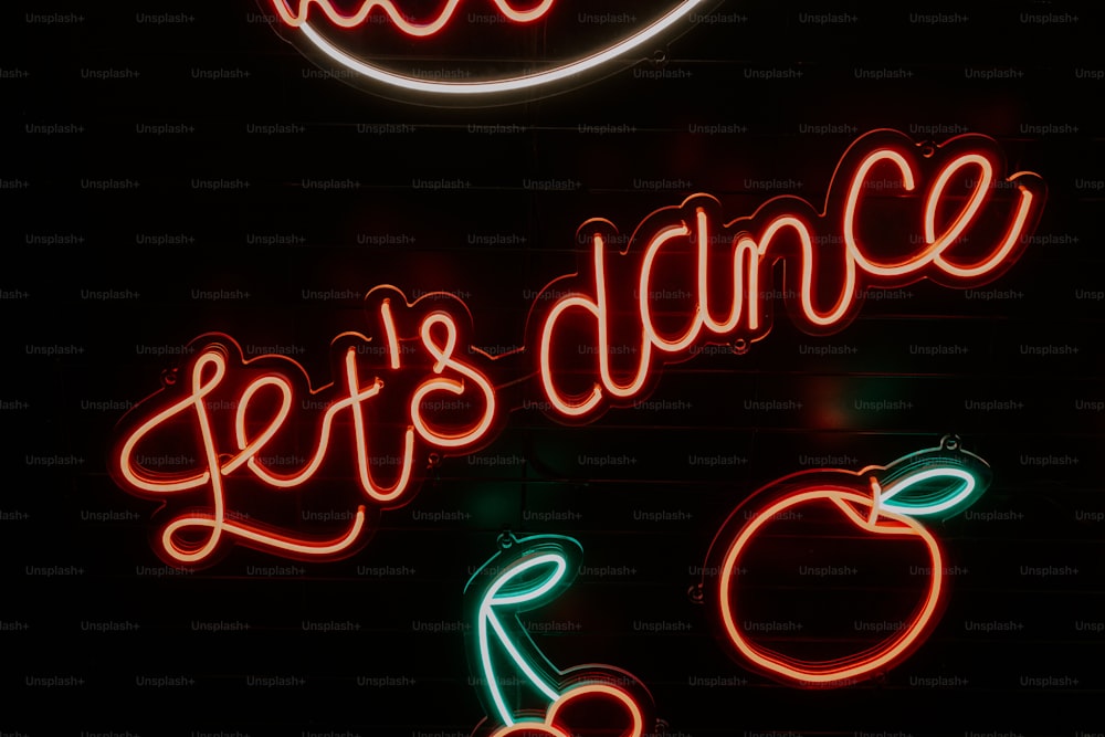 Un'insegna al neon che dice Let's Dance