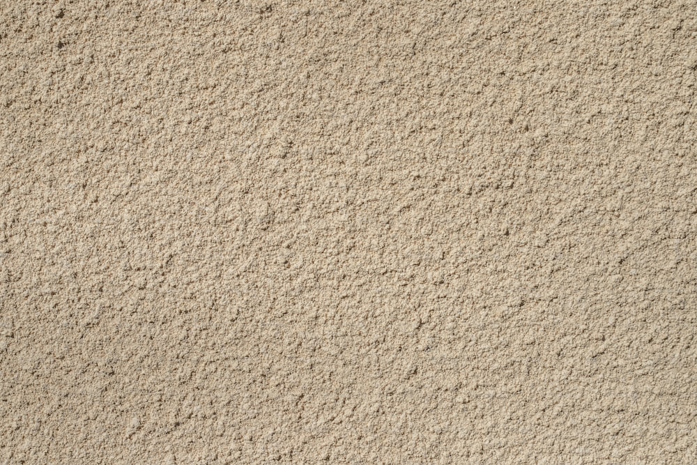 Una vista de cerca de una pared hecha de arena