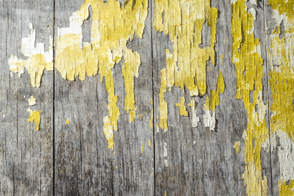 una pintura amarilla y blanca sobre una superficie de madera