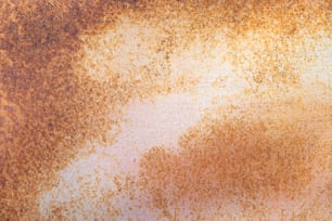 una superficie metallica arrugginita con sfondo marrone e bianco