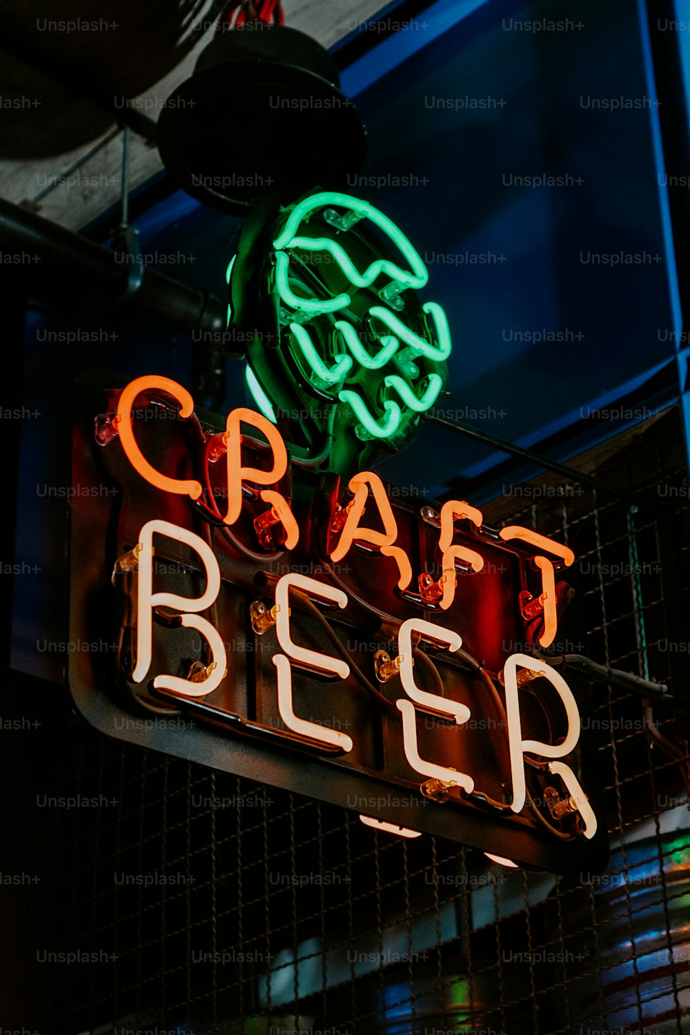 Eine Leuchtreklame mit der Aufschrift Craft Beer