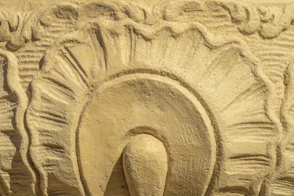 um close up de uma escultura de um elefante