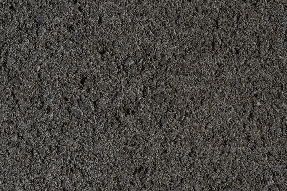 Gros plan d’une surface asphaltée noire
