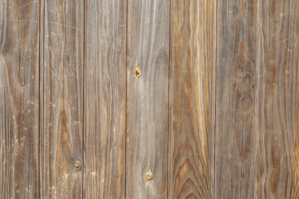 釘が付いた木製の壁のクローズアップ