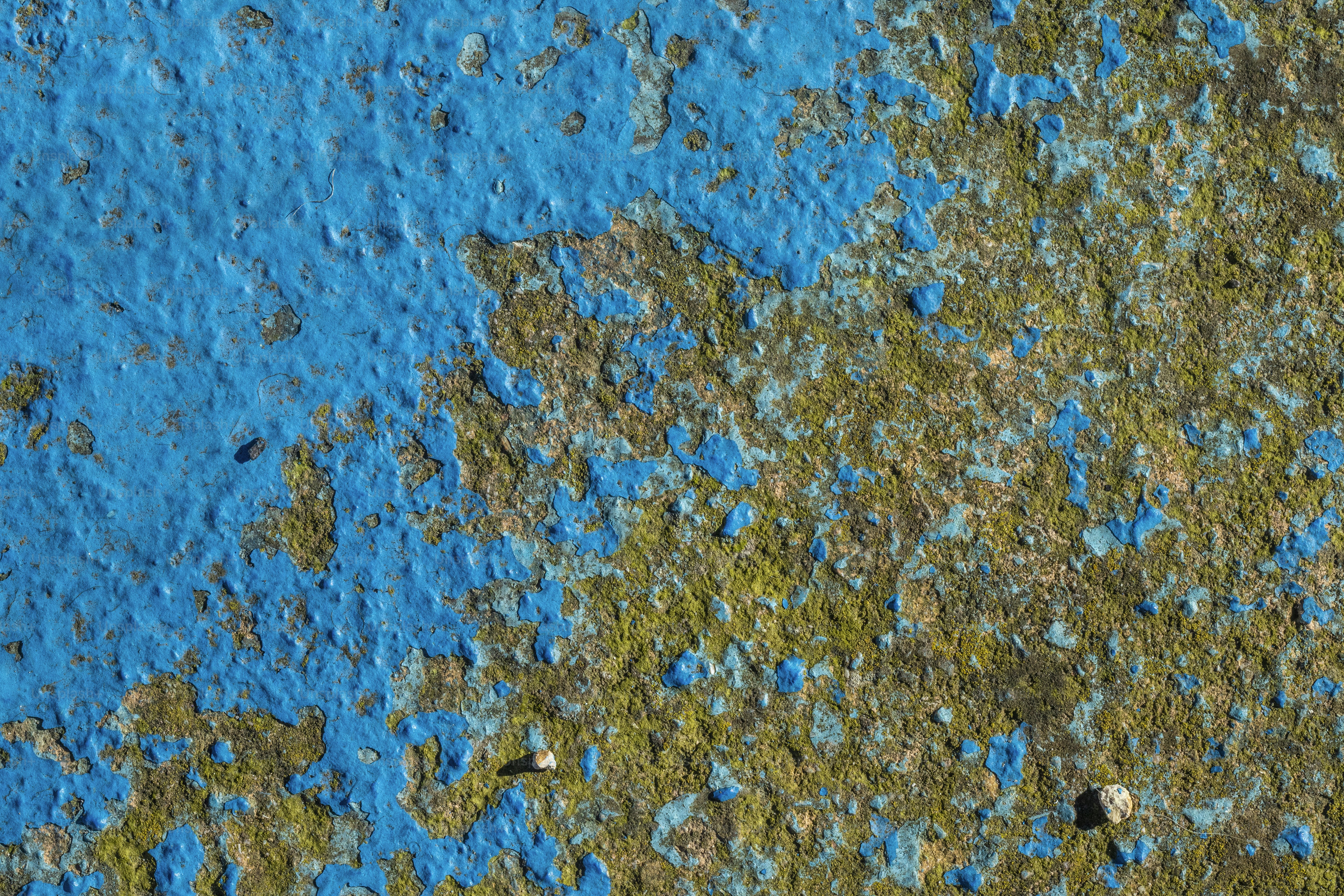 uma superfície azul e verde com rochas e grama