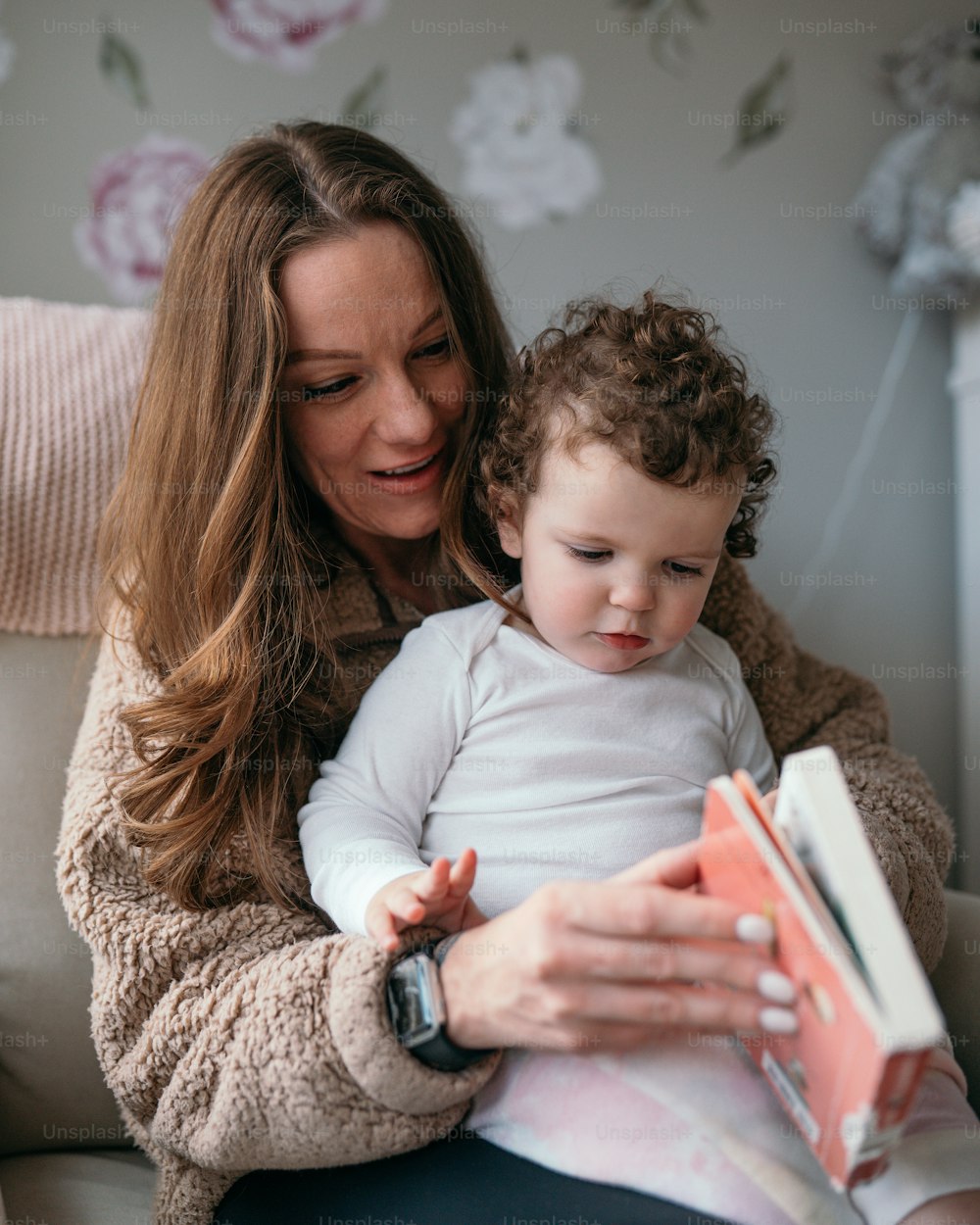 子供に本を読んでいる女性
