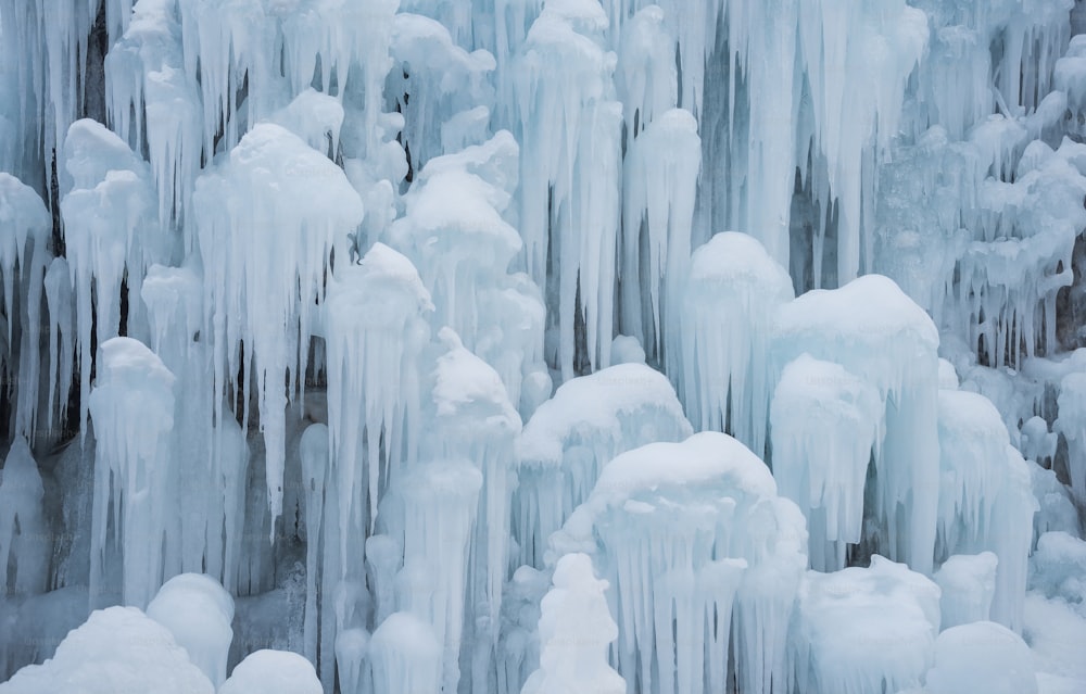 Un grande gruppo di formazioni di ghiaccio nella neve