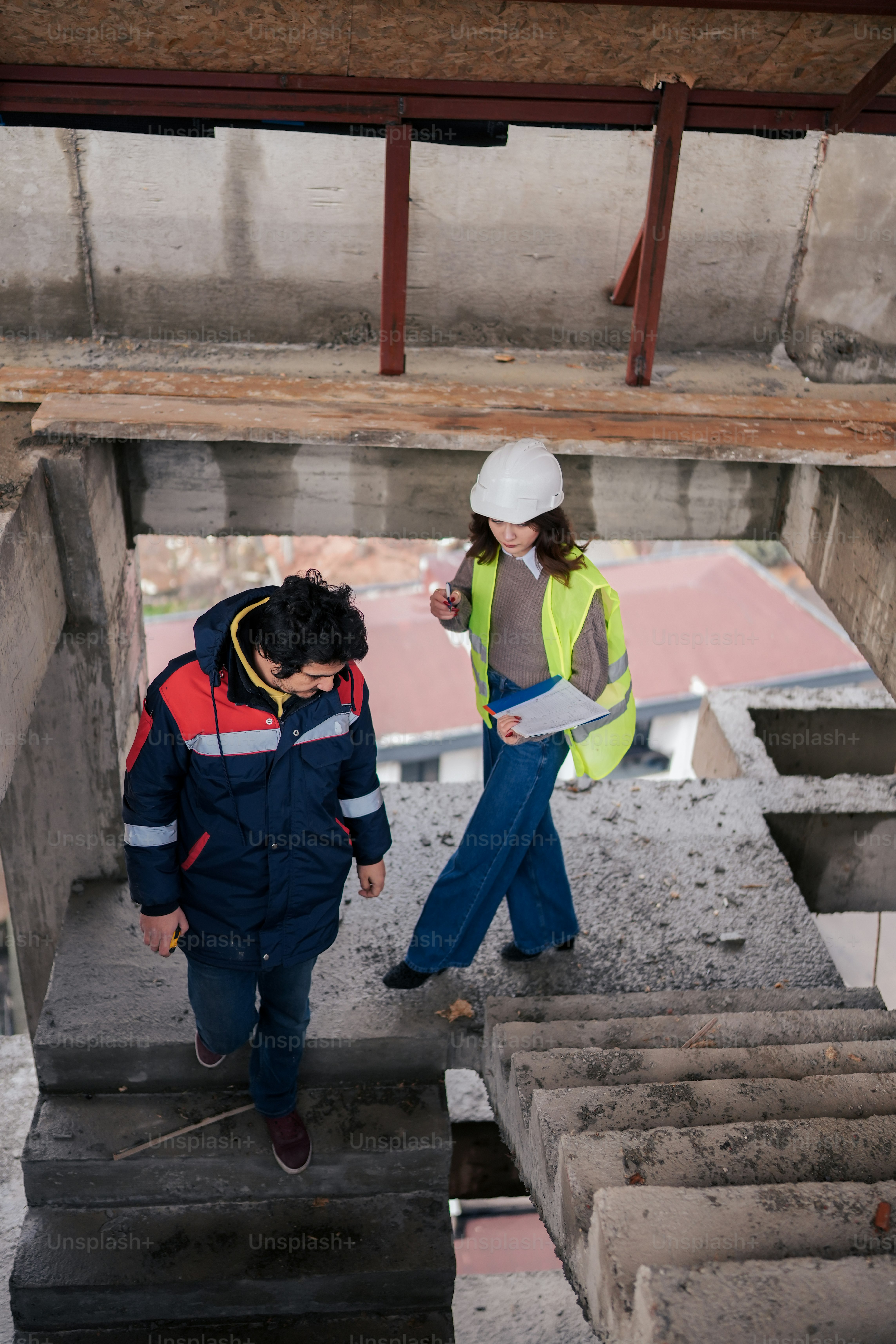quelques personnes qui montent des escaliers