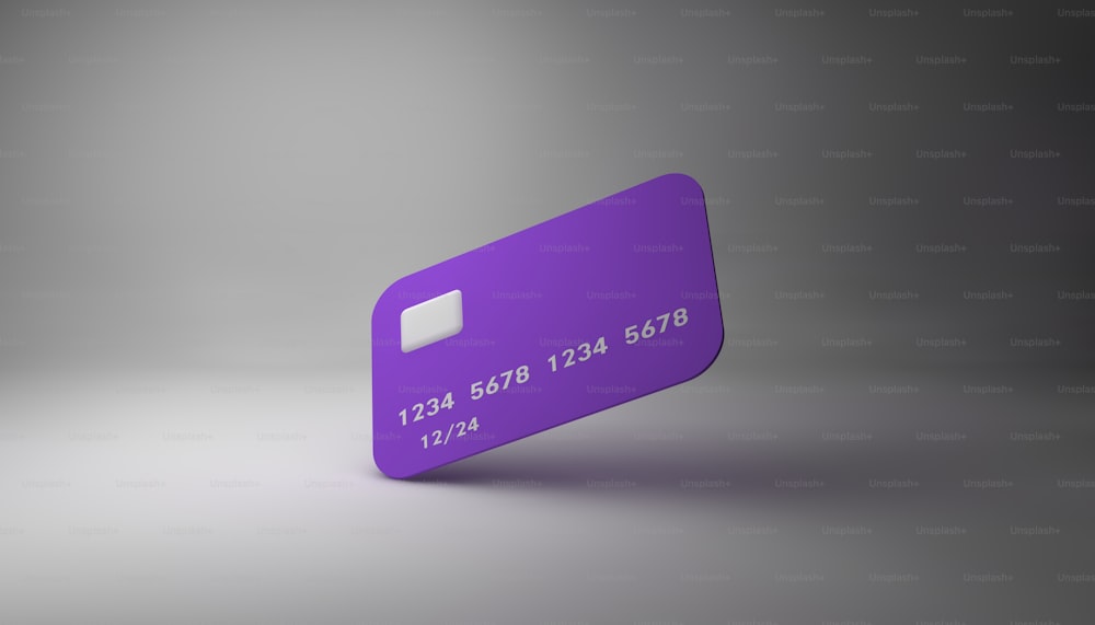um cartão de crédito roxo em um fundo cinza