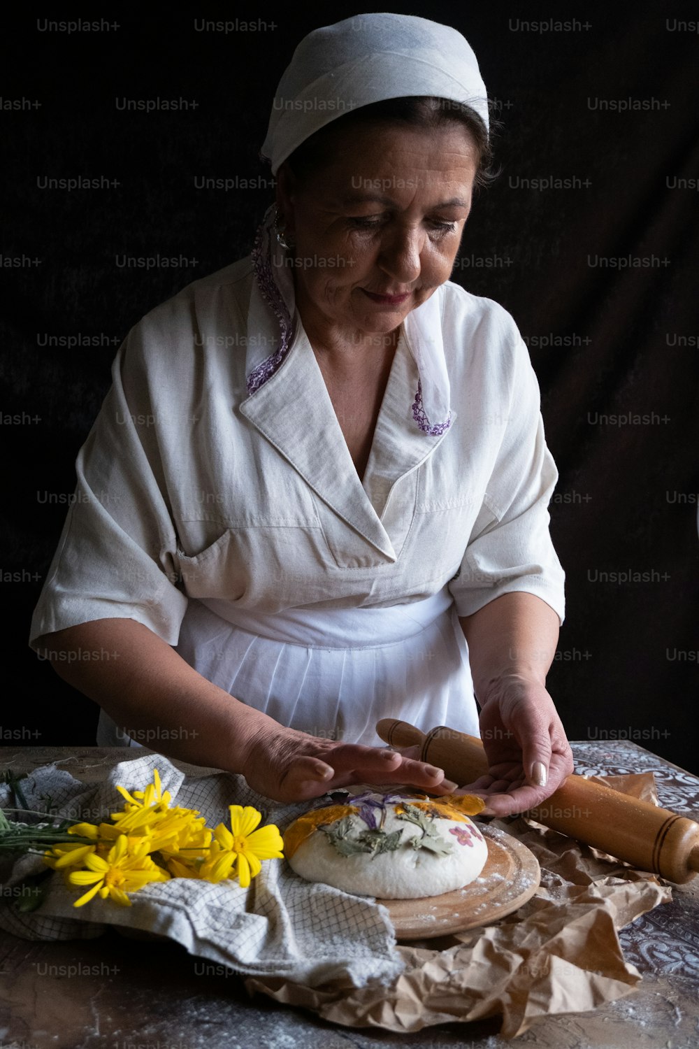 Eine Frau backt einen Kuchen auf einem Tisch