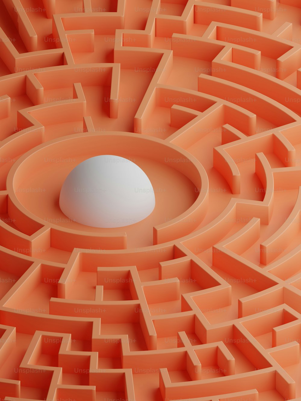 Una palla bianca è nel mezzo di un labirinto