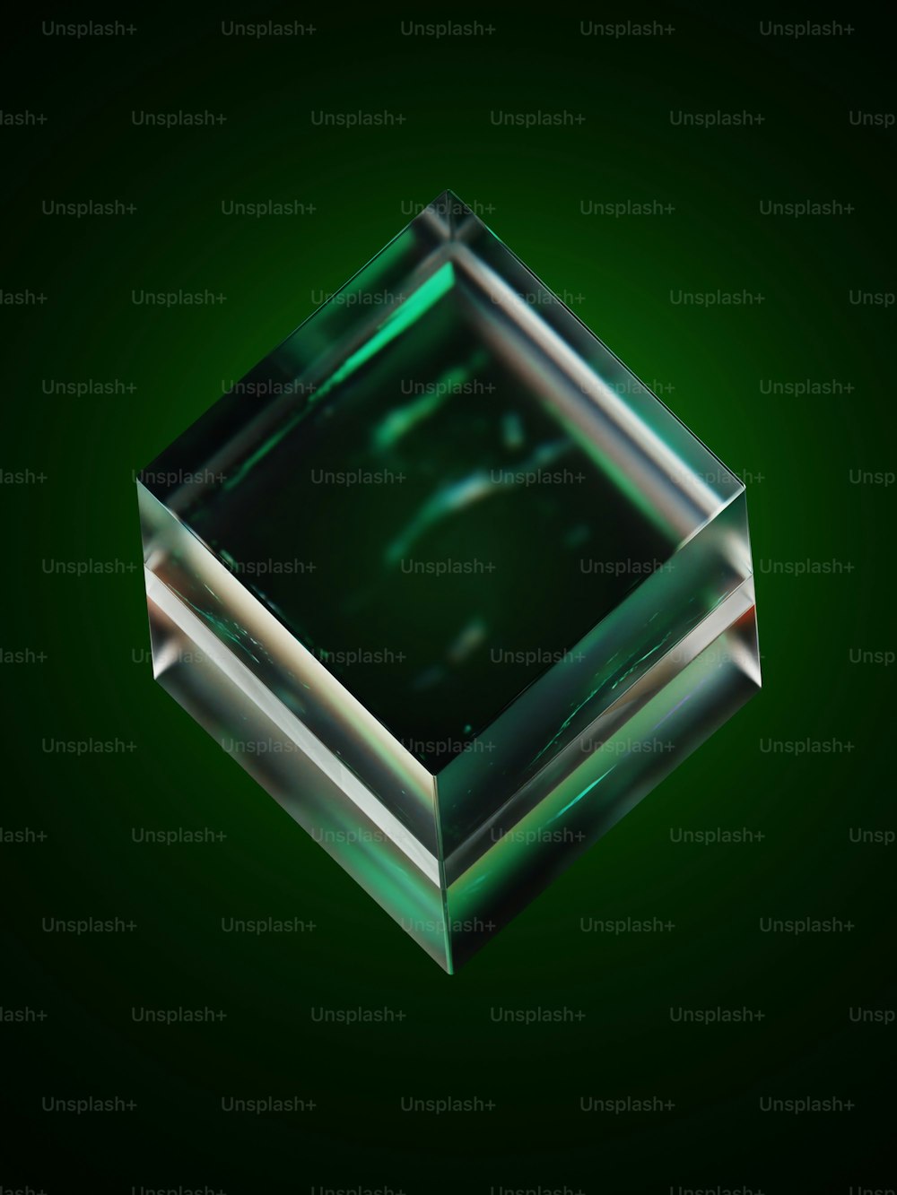 Un objeto de vidrio cuadrado sobre un fondo verde