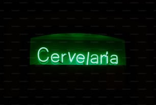 Une enseigne au néon vert sur laquelle on peut lire Cervelantaa