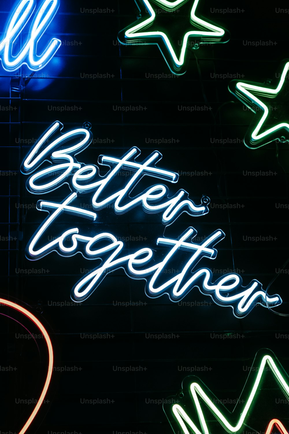 Eine Leuchtreklame, die "Better Together" sagt
