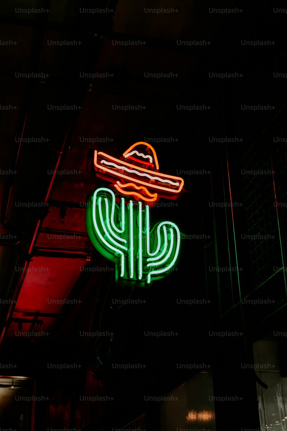 Eine Leuchtreklame für ein mexikanisches Restaurant im Dunkeln